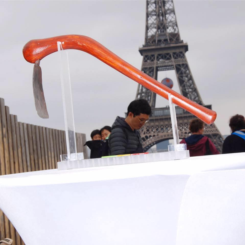 Daba traditionnelle exposée devant la Tour Eiffel à Paris
